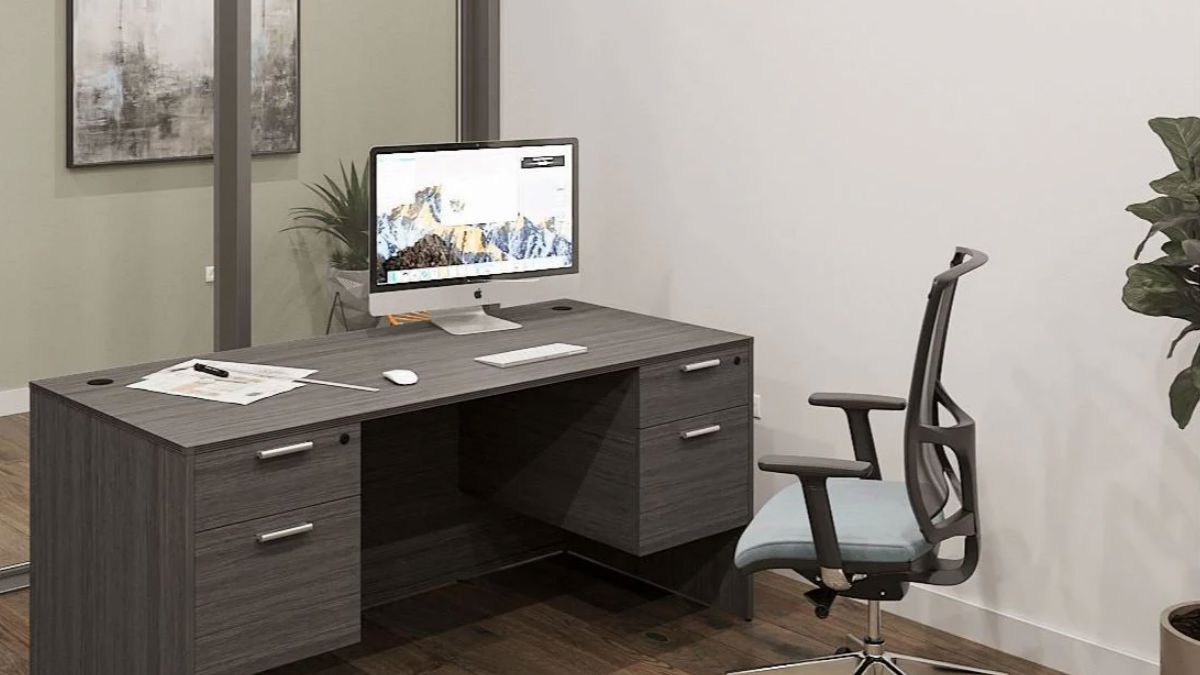 A Perfect Pre-Owned Desk for a Small Office