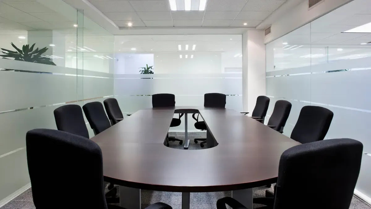 Conference table size for 10 people in a meeting room