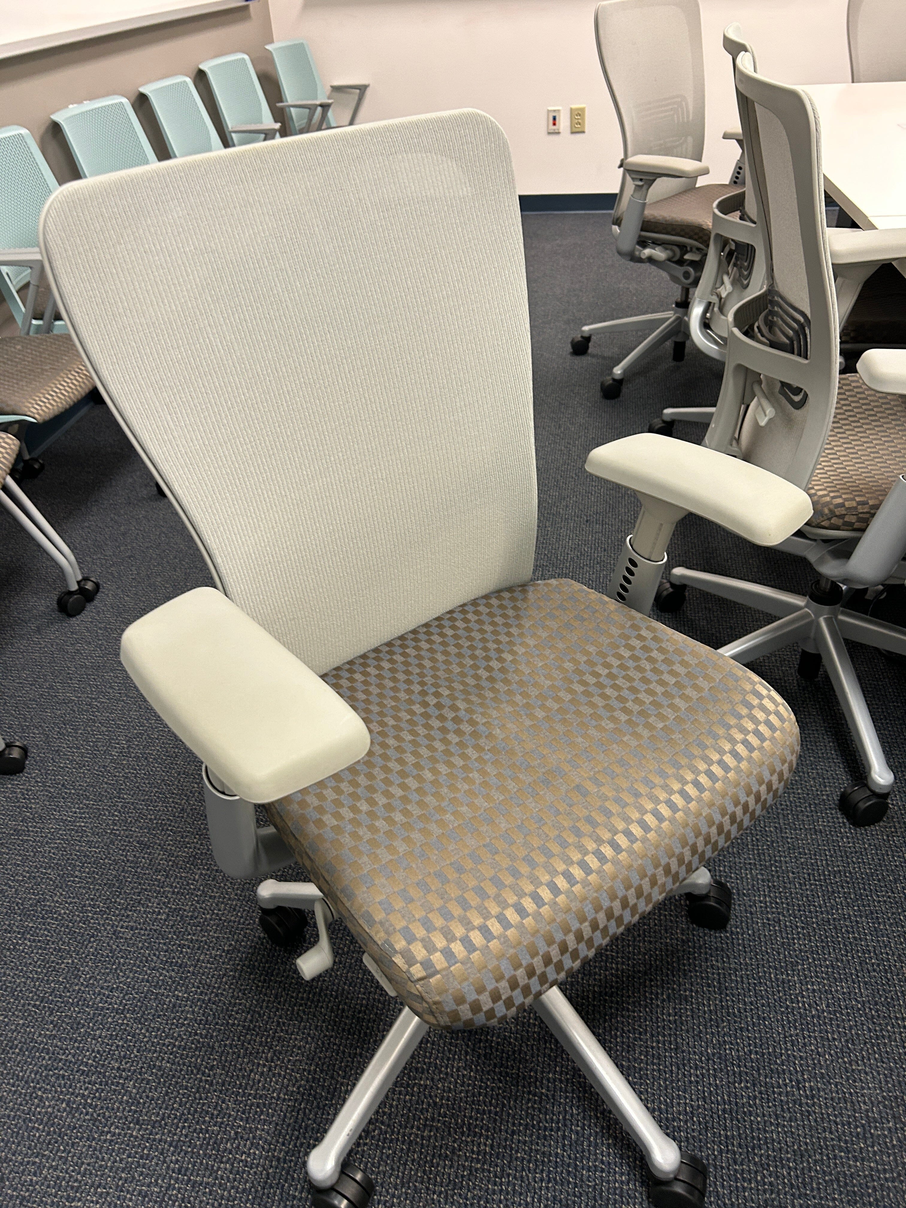 ALORB 業務用CO Used Haworth Zody | Commercial Furniture Resource